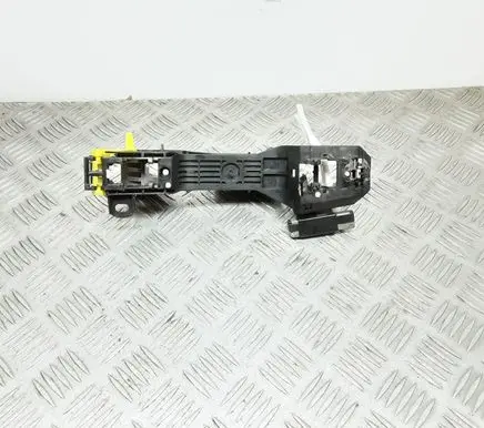 Toyota Avensis T270 Rear door exterior handle/bracket 445R