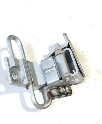 Volkswagen Touareg I Front door lower hinge 7L0831411