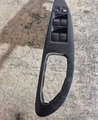 Nissan Primera Electric window control switch 25401AV640 C8DD702N