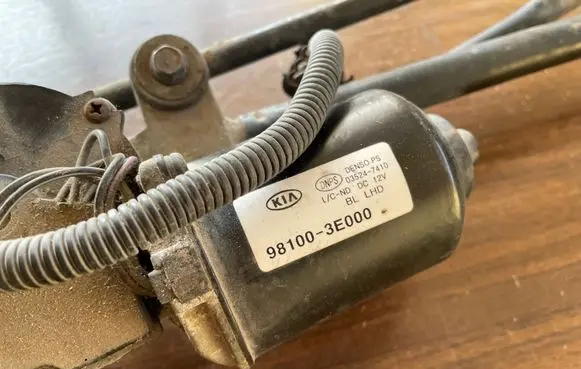 KIA Sorento Front wiper linkage and motor 981003E000