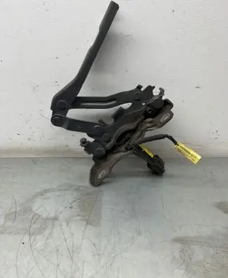 Engine bonnet/hood hinges