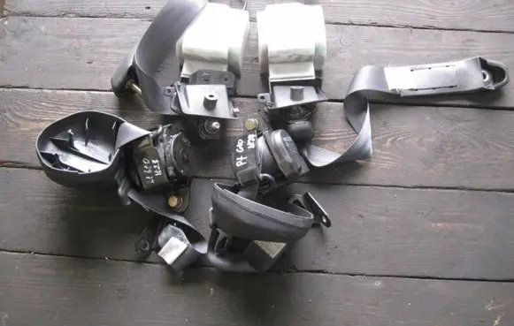 Mitsubishi 3000 GT Rear seatbelt
