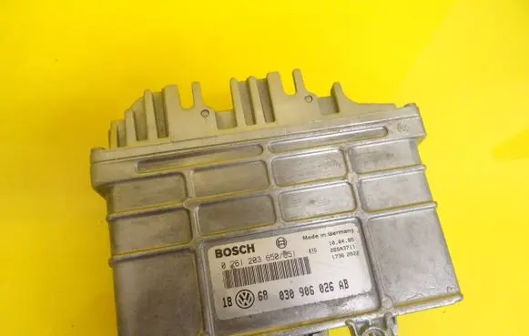 Volkswagen Golf III Engine control unit/module 0261203650 030906026AB