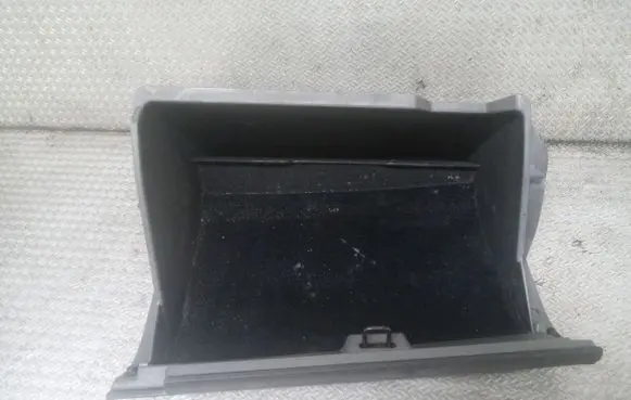 Toyota Prius (XW20) Glove box