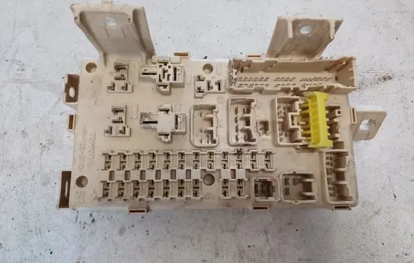 Toyota Avensis T250 Fuse module 82641CA030F
