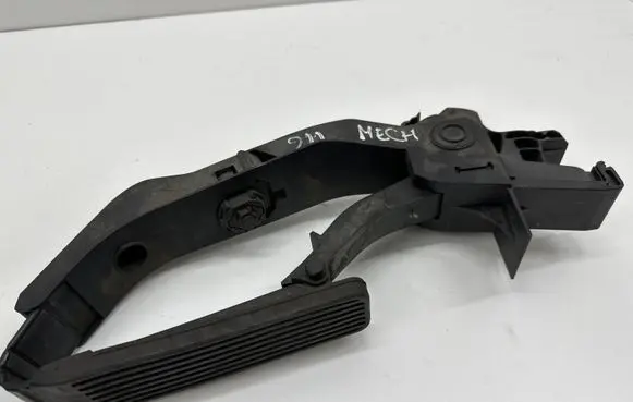 Mercedes-Benz E W211 Accelerator throttle pedal A2113000404