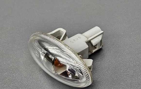 Front fender indicator light