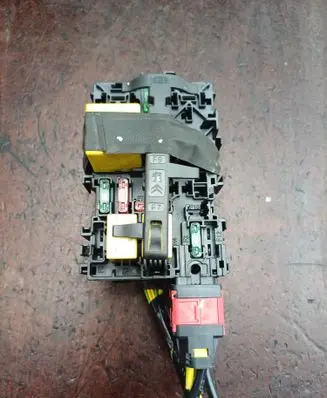 Peugeot 208 I Fuse module 9666232680