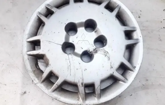 Mitsubishi Space Wagon R15 wheel hub/cap/trim MR316166