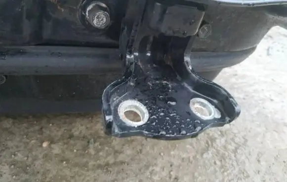 Chevrolet Captiva Rear door lower hinge