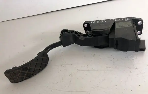 Volkswagen New Beetle Accelerator throttle pedal 0281002346 681100447YB3