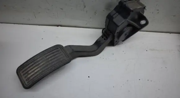 Accelerator throttle pedal