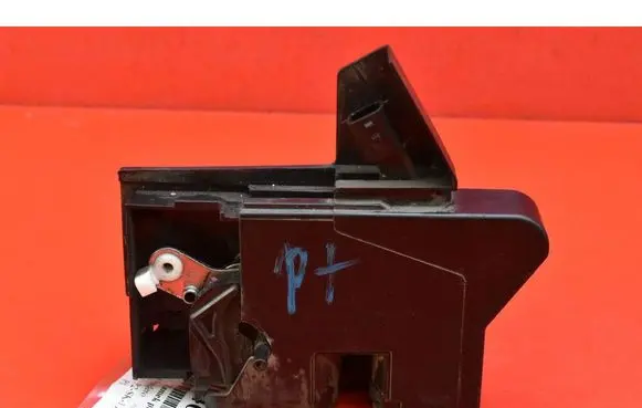 Dacia Sandero Rear door lock 