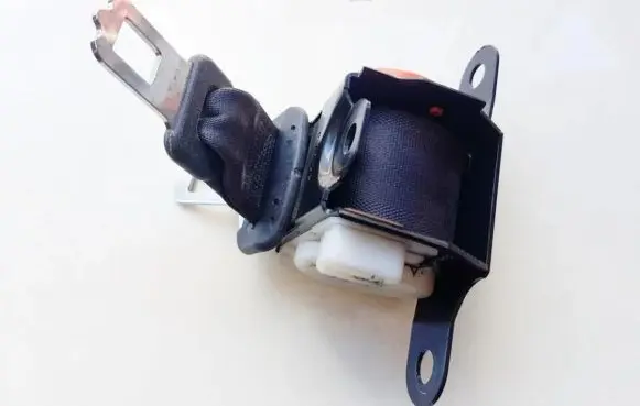 Nissan Almera N16 Middle seatbelt (rear) 