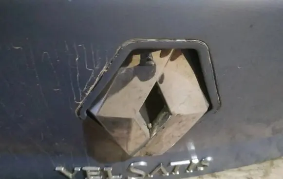Renault Vel Satis Manufacturer badge logo/emblem 