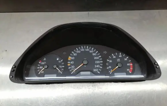 Speedometer (instrument cluster)