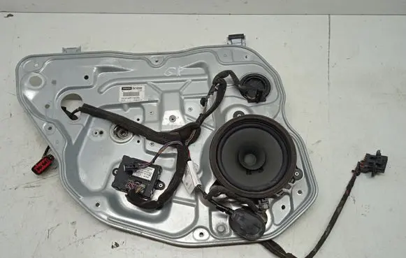 Rear window lifting mechanism without motor