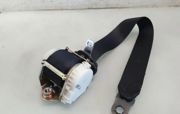 Ford Focus Front seatbelt 33032387G