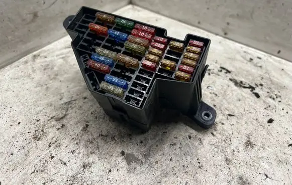 Volkswagen PASSAT B6 Fuse module 1625673601