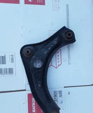 Nissan Note (E12) Front lower control arm/wishbone