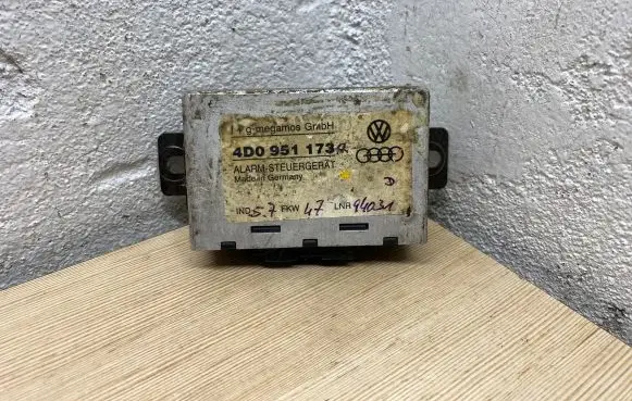 Audi A8 S8 D2 4D Alarm control unit/module 4D0951173A