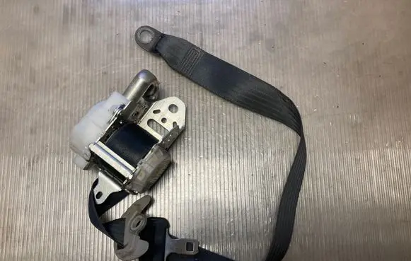 Toyota Avensis T270 Front seatbelt 7P1510P 0438056 0538056