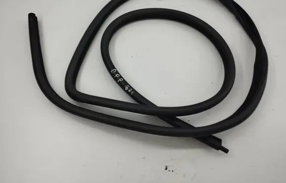 Maserati Quattroporte Front door rubber seal