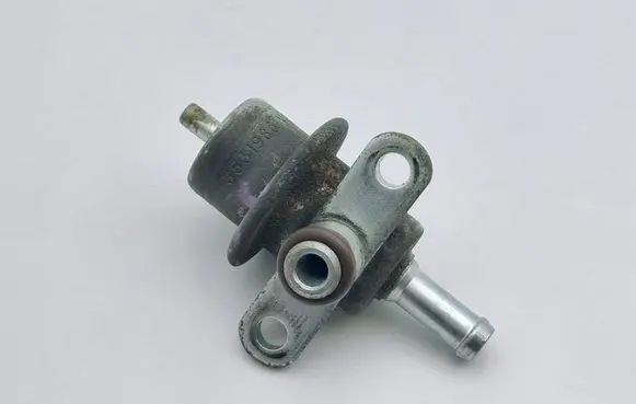 Volvo S40, V40 Fuel pressure regulator 3531983