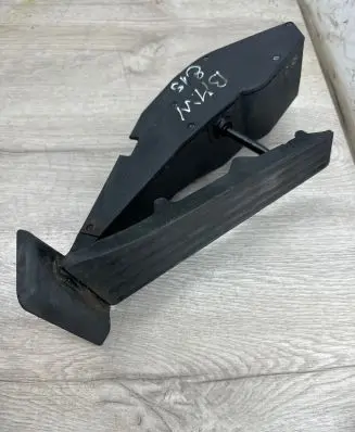 Accelerator throttle pedal