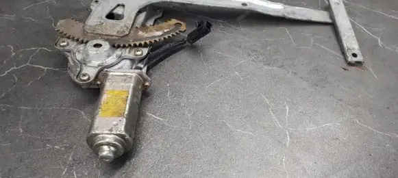 Nissan Sunny Rear window lifting mechanism without motor