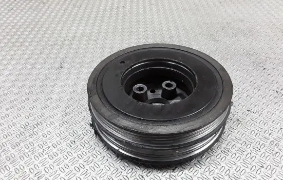 Volkswagen PASSAT B5.5 Crankshaft pulley 038105243F