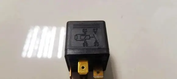 Volkswagen PASSAT B5 Other relay 431951253H