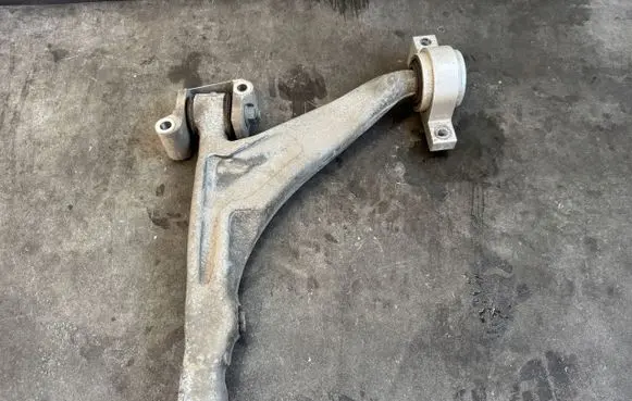 Volvo XC90 Front lower control arm/wishbone 32246811
