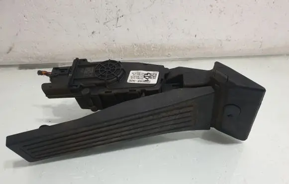 Hyundai Santa Fe Accelerator throttle pedal 32700D4200