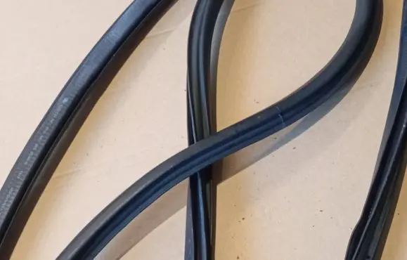 Skoda Superb B6 (3T) Front door rubber seal 3T0867365