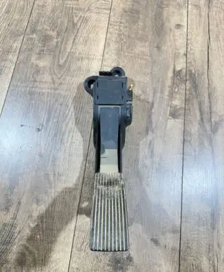 Accelerator throttle pedal