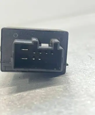 Volkswagen Golf V Fuel pump relay ---