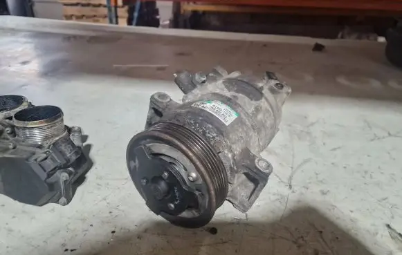 Volkswagen PASSAT B6 Air conditioning (A/C) compressor (pump) 5N0820803