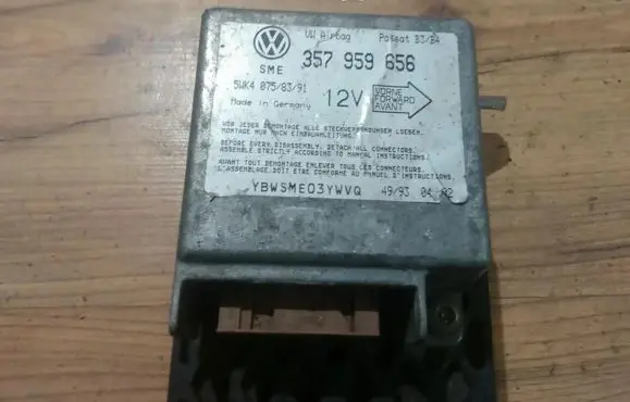 Volkswagen PASSAT B4 Airbag control unit/module 357959656