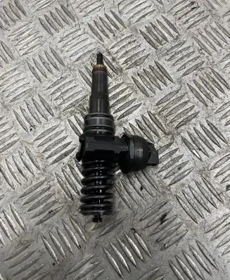 Volkswagen PASSAT B6 Fuel injector 038130073BN