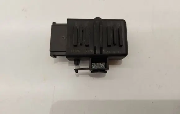 Volkswagen PASSAT B6 Seat heating relay 1K0959772