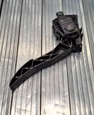 Ford Fusion II Accelerator throttle pedal DG9C9F836AD G1625210400 1000440
