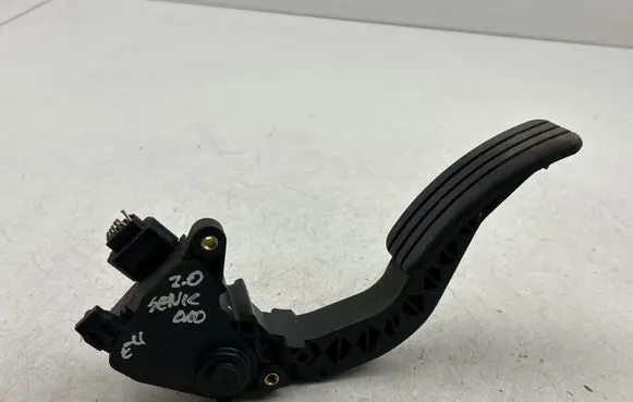 Accelerator throttle pedal