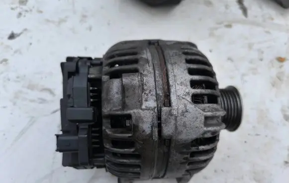 Opel Vivaro Generator/alternator 7700434899 0124325031