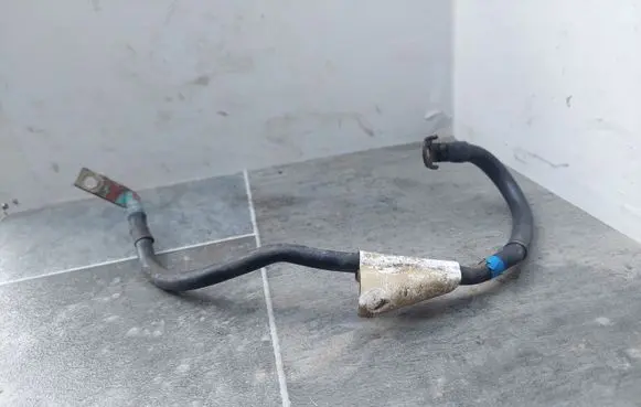 Volkswagen Touran I Negative earth cable (battery)