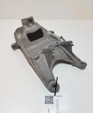 Audi A4 S4 B9 8W Engine mounting bracket 4M0199308BQ