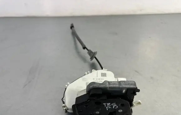 Volkswagen Touareg III Front door lock 8J1837016H
