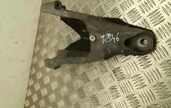 Engine mounting bracket