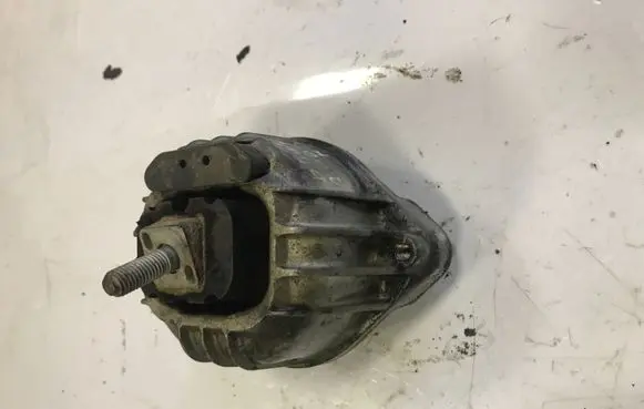 BMW 1 E81 E87 Engine mount bracket 6768799 13981112