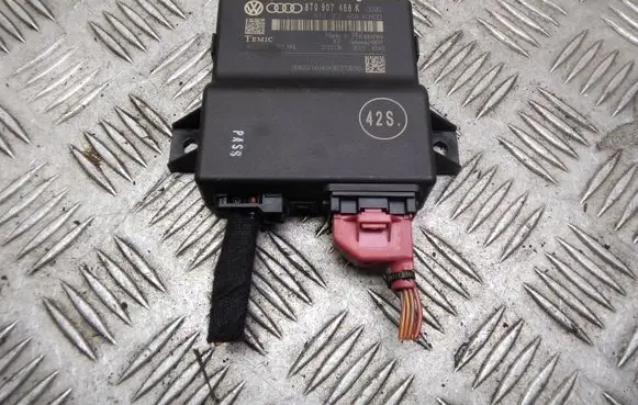 Audi A5 8T 8F Gateway control module 8T0907468K